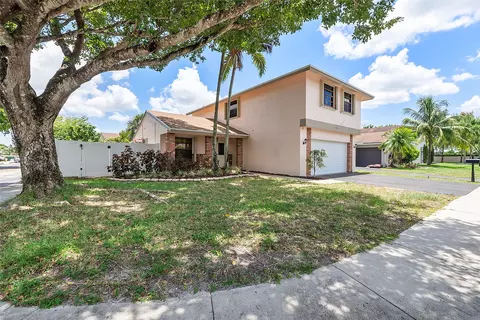 1030 Meadowwood Ter, Fort Lauderdale, FL 33325