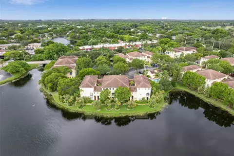 150 Jacaranda Country Club Dr #202, Plantation, FL 33324