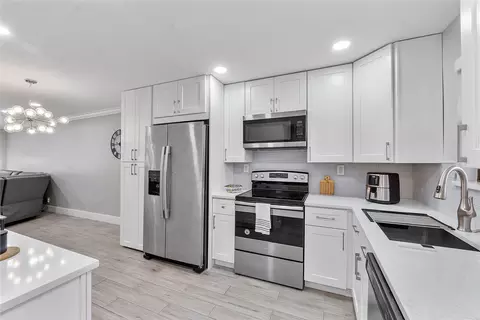 9370 SW 8th St #307, Boca Raton, FL 33428