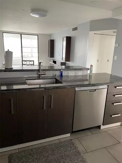 2850 Somerset Dr #404L, Lauderdale Lakes, FL 33311