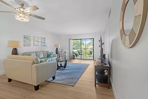 2205 S Cypress Bend Dr #202, Pompano Beach, FL 33069