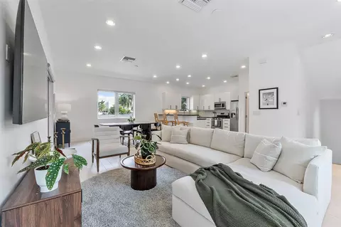 600 NE 10th Ave, Fort Lauderdale, FL 33304