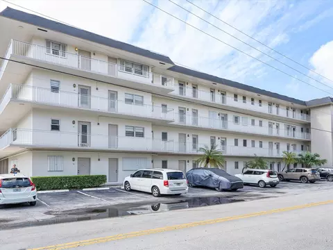 2200 Diana Dr #212, Hallandale Beach, FL 33009