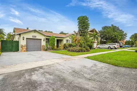 8507 SW 19th St, North Lauderdale, FL 33068