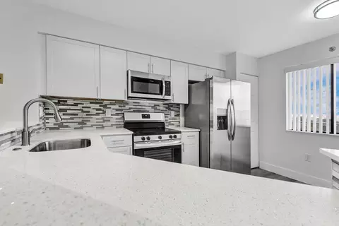 2334 S Cypress Bend Dr #811, Pompano Beach, FL 33069