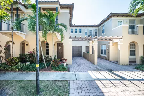 8666 Blaze Ct, Davie, FL 33328