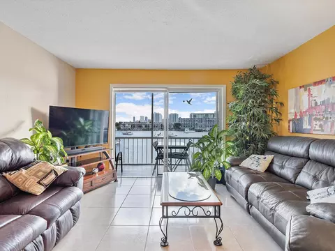 2200 Diana Dr #306, Hallandale Beach, FL 33009