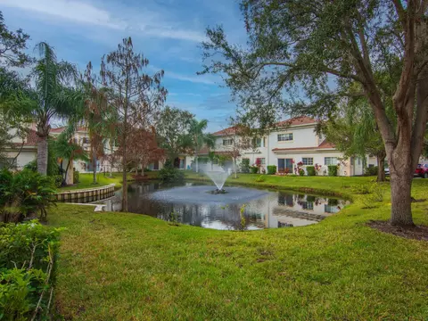 556 7th Sq #101, Vero Beach, FL 32962