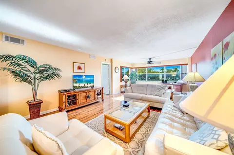 9741 Sunrise Lakes Blvd #202, Sunrise, FL 33322