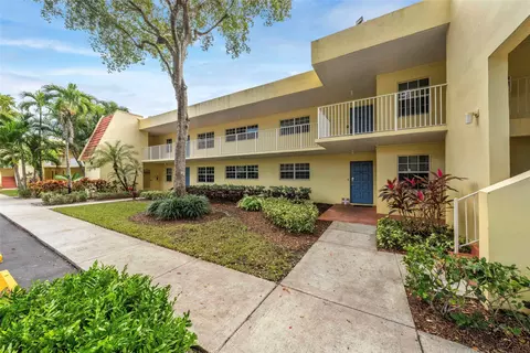 400 Oaks Ln #216, Pompano Beach, FL 33069