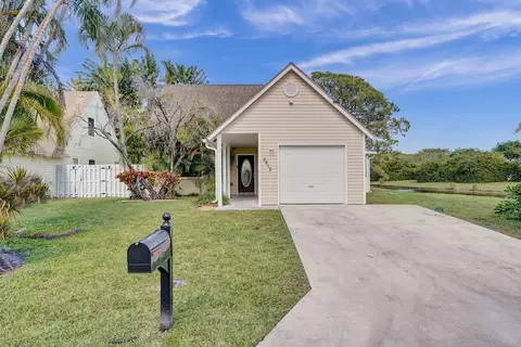 2815 Black Pine Ct, Atlantis, FL 33462