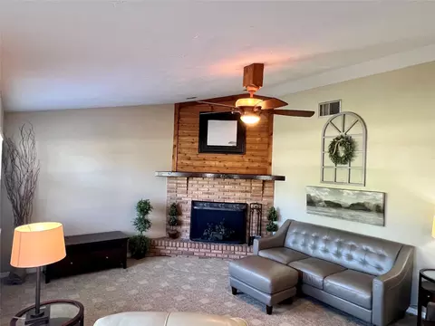 Living - 352 SW 85th Ave, Okeechobee, FL 34974 photo 1 of 3