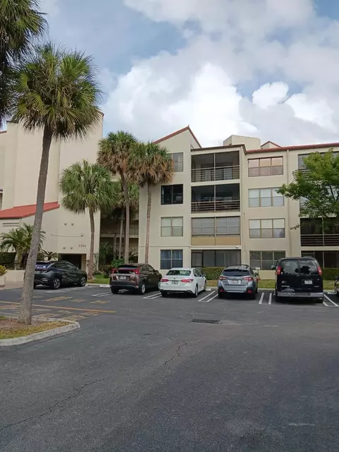 2304 S Cypress Bend Dr #313, Pompano Beach, FL 33069