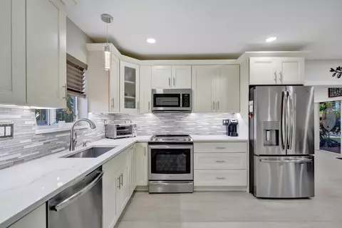2201 NW 83 Ave, Pembroke Pines, FL 33024