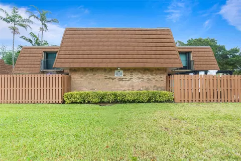 2555 Camelot Ct, Hollywood, FL 33026