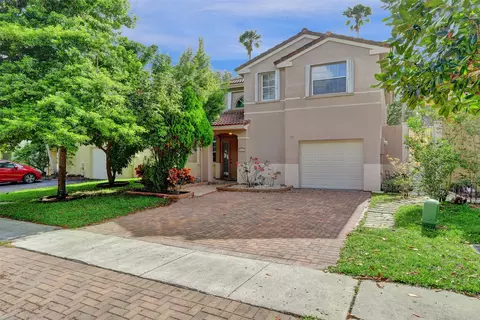2571 E Saratoga Dr, Hollywood, FL 33026