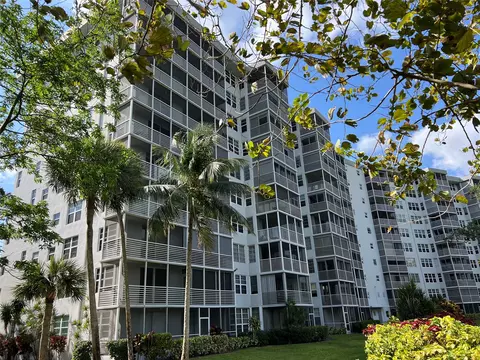 625 Oaks Dr #901, Pompano Beach, FL 33069