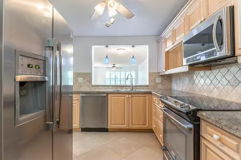 2318 S Cypress Bend Dr #122, Pompano Beach, FL 33069