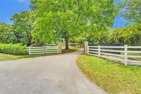 17490 SW 58th St, Southwest Ranches, FL 33331