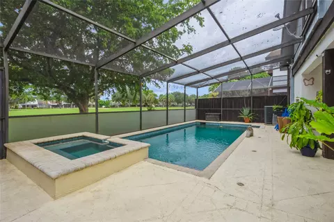 1400 W Sandpiper Cir, Pembroke Pines, FL 33026