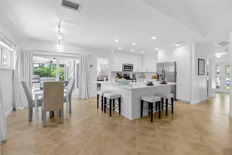 250 Woodlake Ln, Deerfield Beach, FL 33442