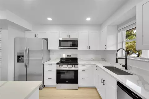 6200 NW 44th St #106, Lauderhill, FL 33319