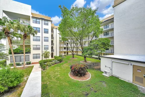 6190 Woodlands Blvd #212, Tamarac, FL 33319