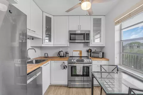 3000 NW 48th Ter #423, Lauderdale Lakes, FL 33313