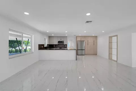 121 SE 8th St, Pompano Beach, FL 33060 photo 2