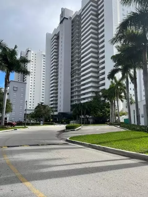 14951 Royal Oaks Ln #808, North Miami, FL 33181