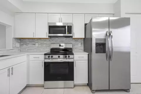 2200 S Cypress Bend Dr #805, Pompano Beach, FL 33069