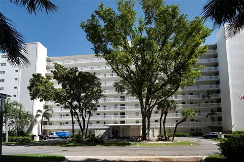2555 NE 11th St #902, Fort Lauderdale, FL 33304