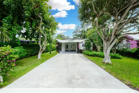 718 N Lakeside Dr, Lake Worth, FL 33460