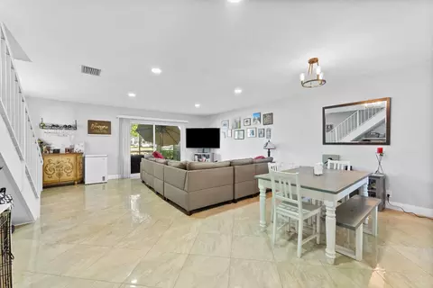 547 N Pine Island Rd #25, Plantation, FL 33324