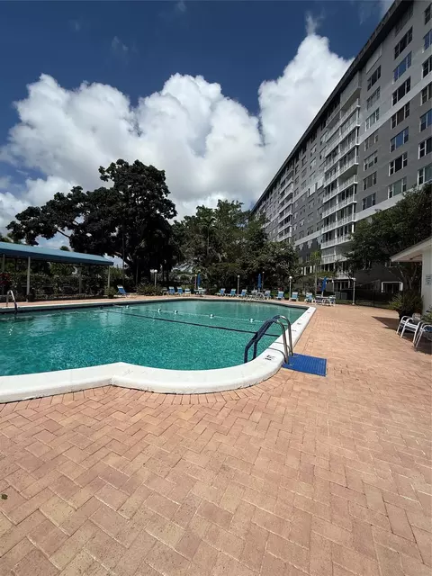 4001 Hillcrest Dr #1012, Hollywood, FL 33021