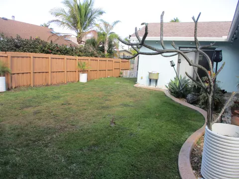 Exterior - 231 SE 9th St, Dania Beach, FL 33004 photo 6 of 7