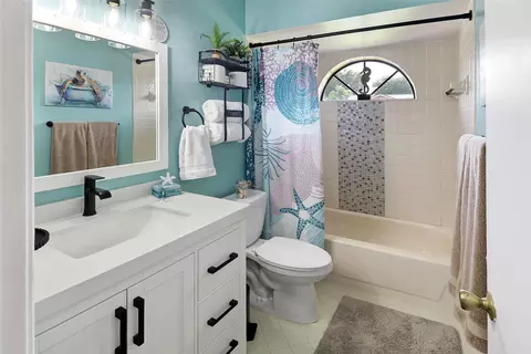 Bath - 231 SE 9th St, Dania Beach, FL 33004 photo 2 of 5