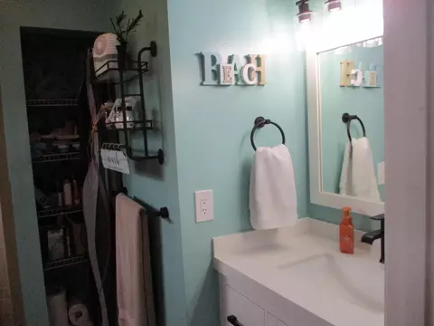 Bath - 231 SE 9th St, Dania Beach, FL 33004 photo 4 of 5