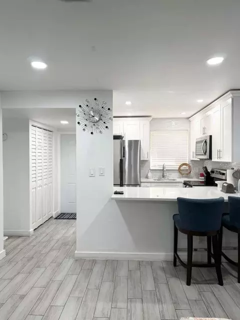 2950 W Sunrise Lks Dr #106, Sunrise, FL 33322