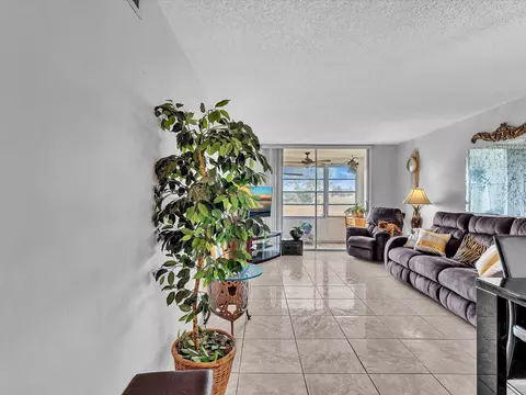 9041 Sunrise Lakes Blvd #113, Sunrise, FL 33322