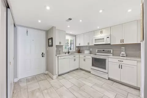 9460 Sunrise Lakes Blvd #112, Sunrise, FL 33322