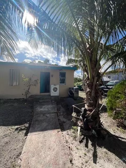 2956 NW 49th St, Miami, FL 33142