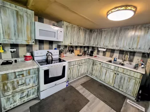 Kitchen - 4037 SE 27th St, Okeechobee, FL 34974 photo 4 of 5