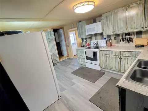 Kitchen - 4037 SE 27th St, Okeechobee, FL 34974 photo 3 of 5