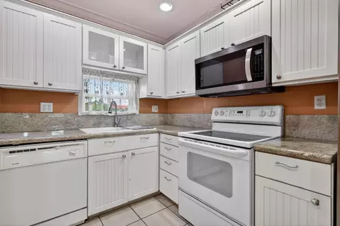 9410 N Hollybrook Lake Dr #303, Pembroke Pines, FL 33025