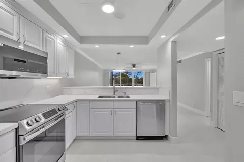 3800 Oaks Clubhouse Dr #201, Pompano Beach, FL 33069