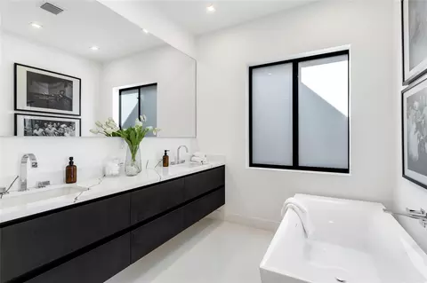 Bath - 3205 Leigh Rd, Pompano Beach, FL 33062 photo 1 of 7