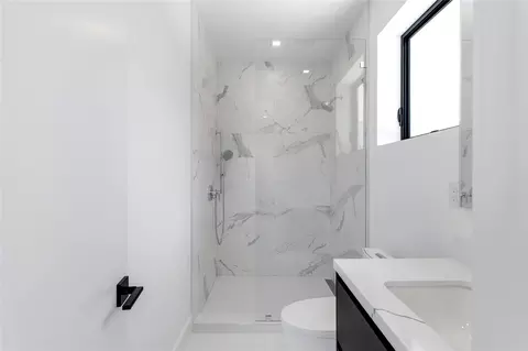 Bath - 3205 Leigh Rd, Pompano Beach, FL 33062 photo 6 of 7