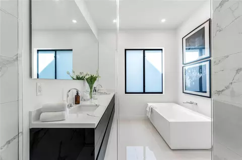 Bath - 3205 Leigh Rd, Pompano Beach, FL 33062 photo 2 of 7