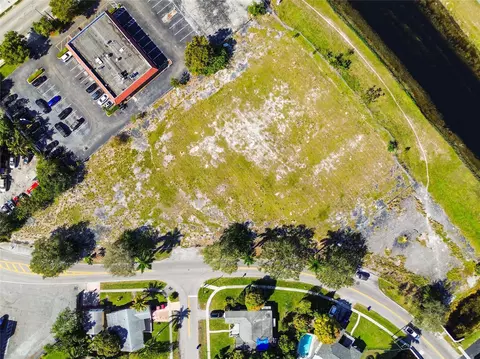 3900 NW 37th St, Lauderdale Lakes, FL 33309